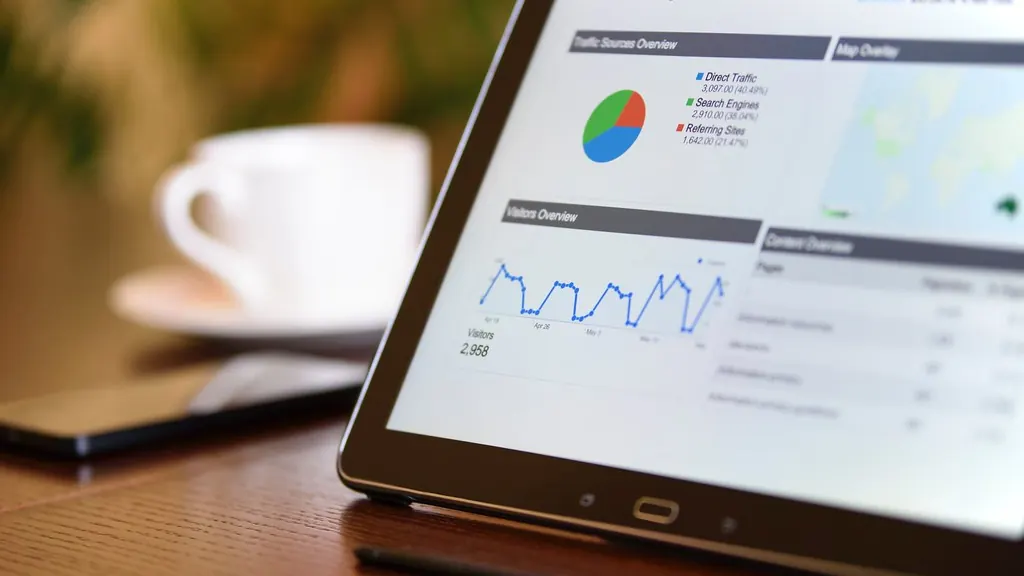 Tablet mostrando un panel de analítica con gráficas de tráfico y visitantes
